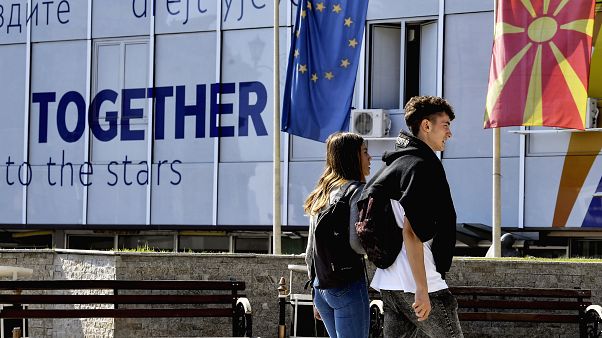 Járókelők az európai uniós integrációért felelős szkopjei minisztérium előtt 2019. október 18-án Járókelők az európai uniós integrációért felelős szkopjei minisztérium előtt 2019. október 18-án