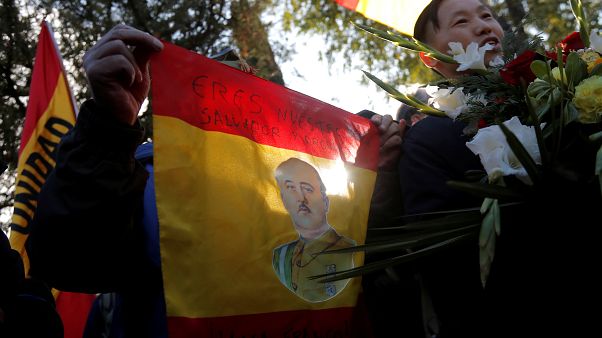 Los seguidores de Franco, de uñas en el cementerio Los seguidores de Franco, de uñas en el cementerio