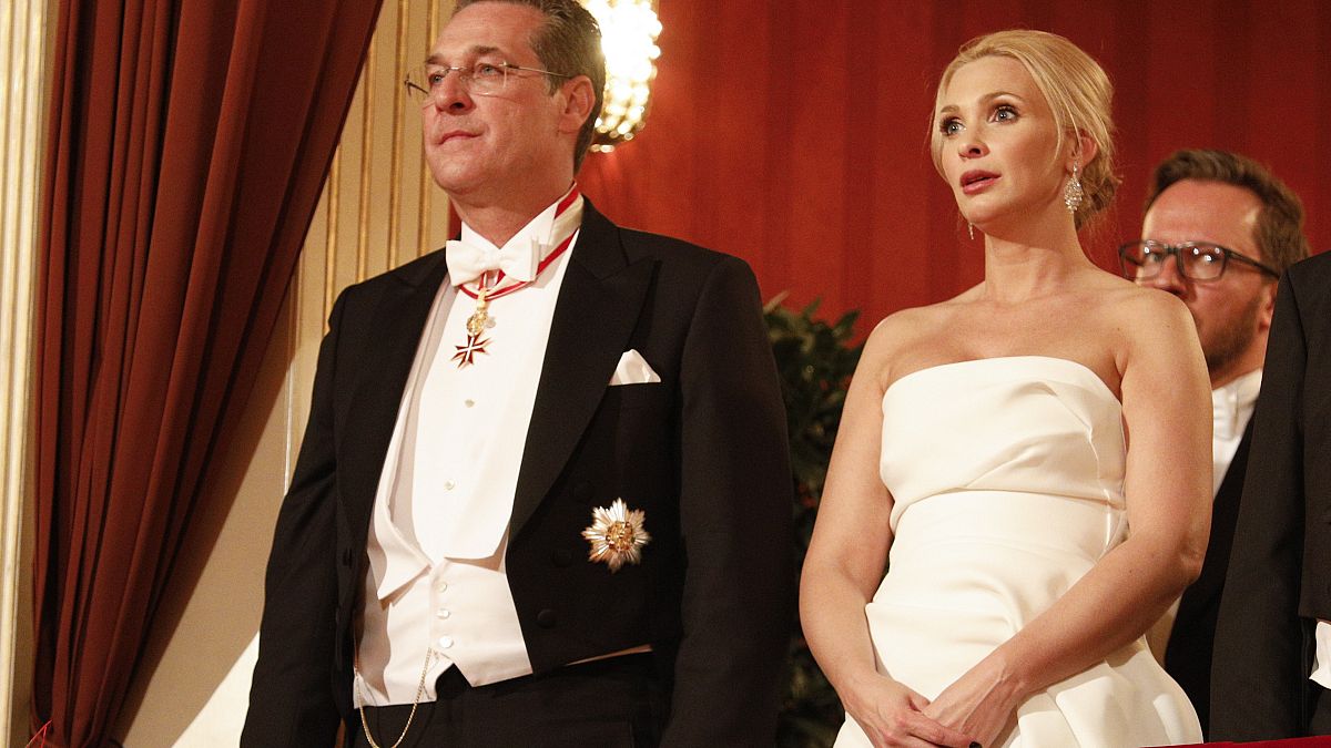 Heinz-Christian Strache osztrák alkancellár és felesége, Philippa a 63. bécsi Operabálon a Bécsi Állami Operaházban 2019. február 28-án