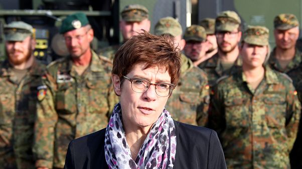 Alman Savunma Bakanı: Türkiye, NATO'ya sunulan uluslararası güvenli bölge planını destekledi Alman Savunma Bakanı: Türkiye, NATO'ya sunulan uluslararası güvenli bölge planını destekledi