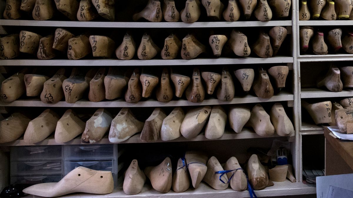 إيطاليا تفكك شبكة مافيا لتصنيع أحذية في الصين من مواد سامة