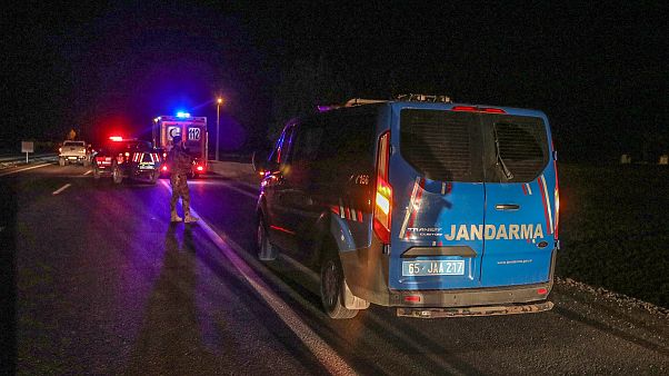 Van'da askeri zırhlı araç devrildi: 26 asker yaralı Van'da askeri zırhlı araç devrildi: 26 asker yaralı
