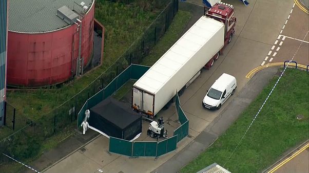 Una veglia spontanea a Grays (Essex) per il tir degli orrori Una veglia spontanea a Grays (Essex) per il tir degli orrori