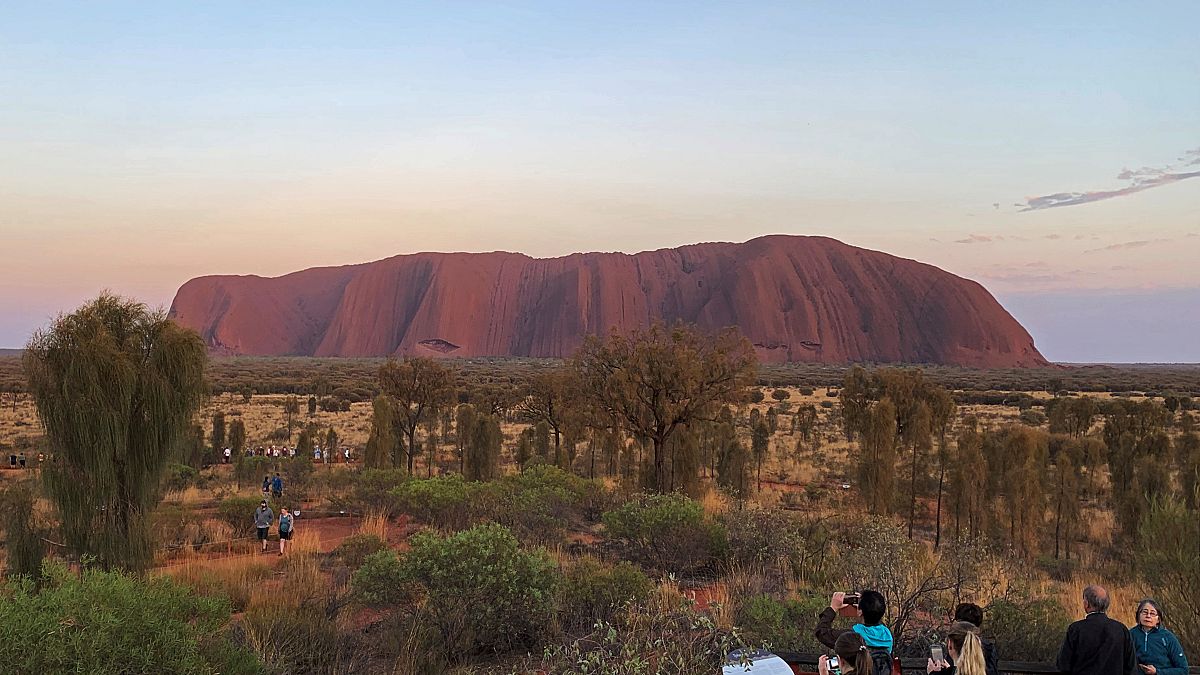Uluru, rocher sacré des aborigènes d'Australie, est enfin sauvé des touristes 