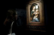 Eine Besucherin schaut sich da Vincis Gemälde "Madonna Benois" an.