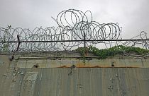 نوجوان عاشق برای دیدار معشوق در سیم خاردار زندان گرفتار شد