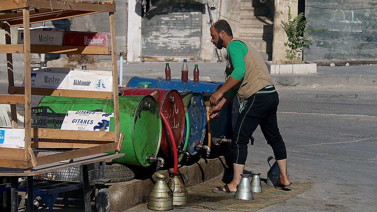 Suriye'deki savaş sebebiyle halk benzin ve dizel bulmakta zorlanıyor.