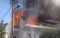 Παπάγου - βίντεο: Άνδρας με σκύλο στην αγκαλιά βγαίνει από φλεγόμενο σπίτι