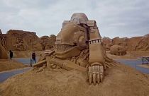 شاهد: نحت نماذج عدة للروبوت على جدار رملي بطول عشرات الأمتار في الدنمارك