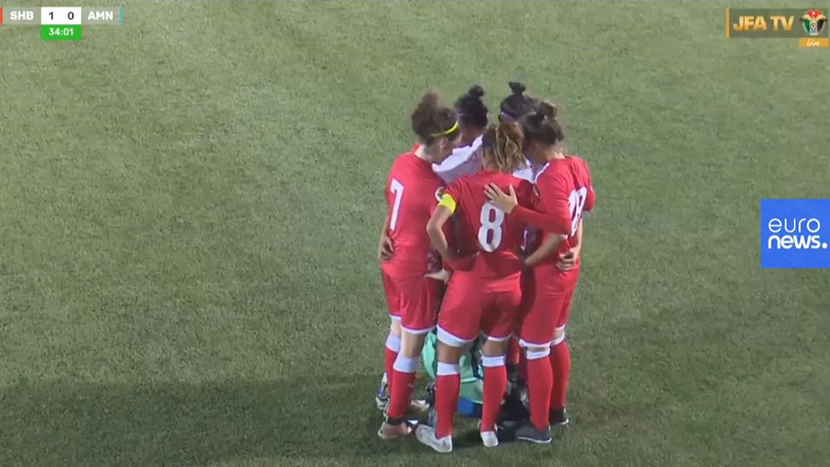 Video: Maçta başörtüsü açılan kadın futbolcuya rakip takımdan jest