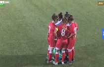 Video: Maçta başörtüsü açılan kadın futbolcuya rakip takımdan jest