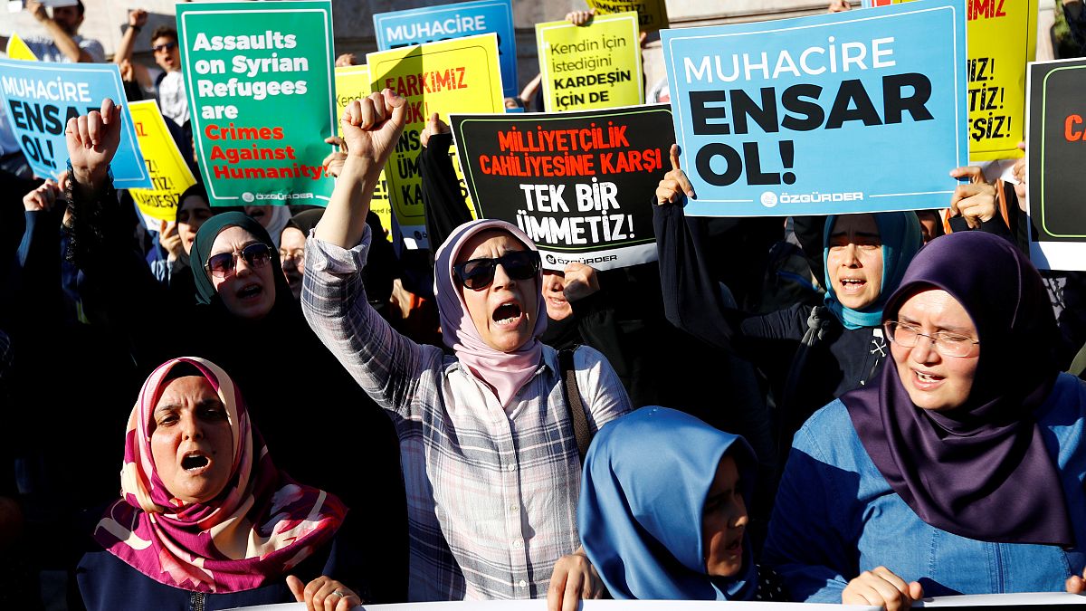 متظاهرون يرفعون شعارات لدعم اللاجئين السوريين خلال احتجاج على سياسات الحكومة التركية الأخيرة في إسطنبول، تركيا
