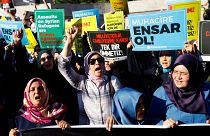 متظاهرون يرفعون شعارات لدعم اللاجئين السوريين خلال احتجاج على سياسات الحكومة التركية الأخيرة في إسطنبول، تركيا