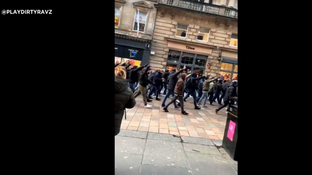 Des supporters de la Lazio paradent à Glasgow en faisant des saluts nazis