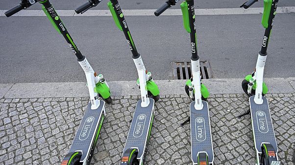 Franciaországban holnaptól a KRESZ szabályozza az elektromos rollerek használatát Franciaországban holnaptól a KRESZ szabályozza az elektromos rollerek használatát