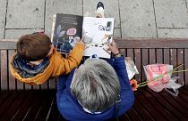 Unokájával olvas mesekönyvet egy nagymama 2019. április 23-án