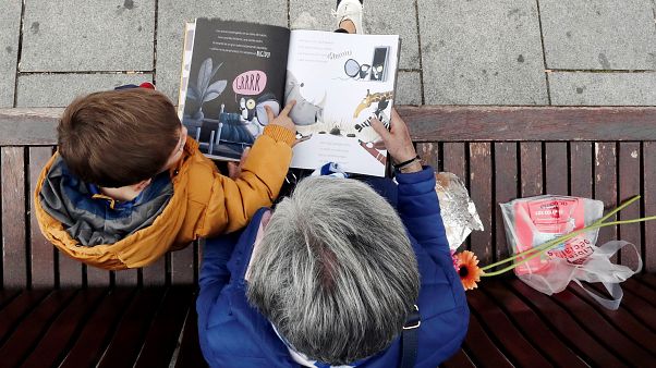 Unokájával olvas mesekönyvet egy nagymama 2019. április 23-án Unokájával olvas mesekönyvet egy nagymama 2019. április 23-án