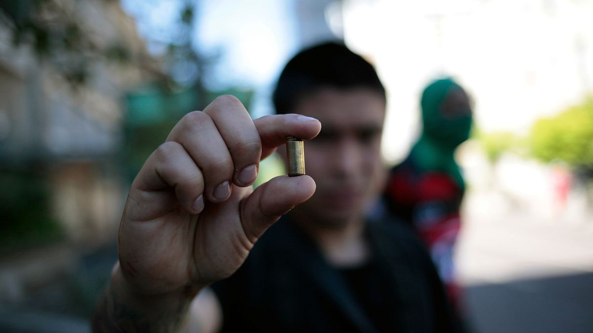 Un hombre muestra un cartucho de bala mientras las protestas continuaban en todo el país, en Concepción, Chile, el 24 de octubre de 2019. 