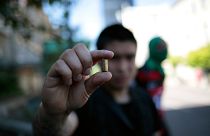 Un hombre muestra un cartucho de bala mientras las protestas continuaban en todo el país, en Concepción, Chile, el 24 de octubre de 2019. 