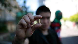 Un hombre muestra un cartucho de bala mientras las protestas continuaban en todo el país, en Concepción, Chile, el 24 de octubre de 2019.