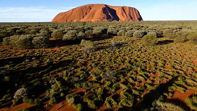 Australia prohíbe escalar el monte Uluru