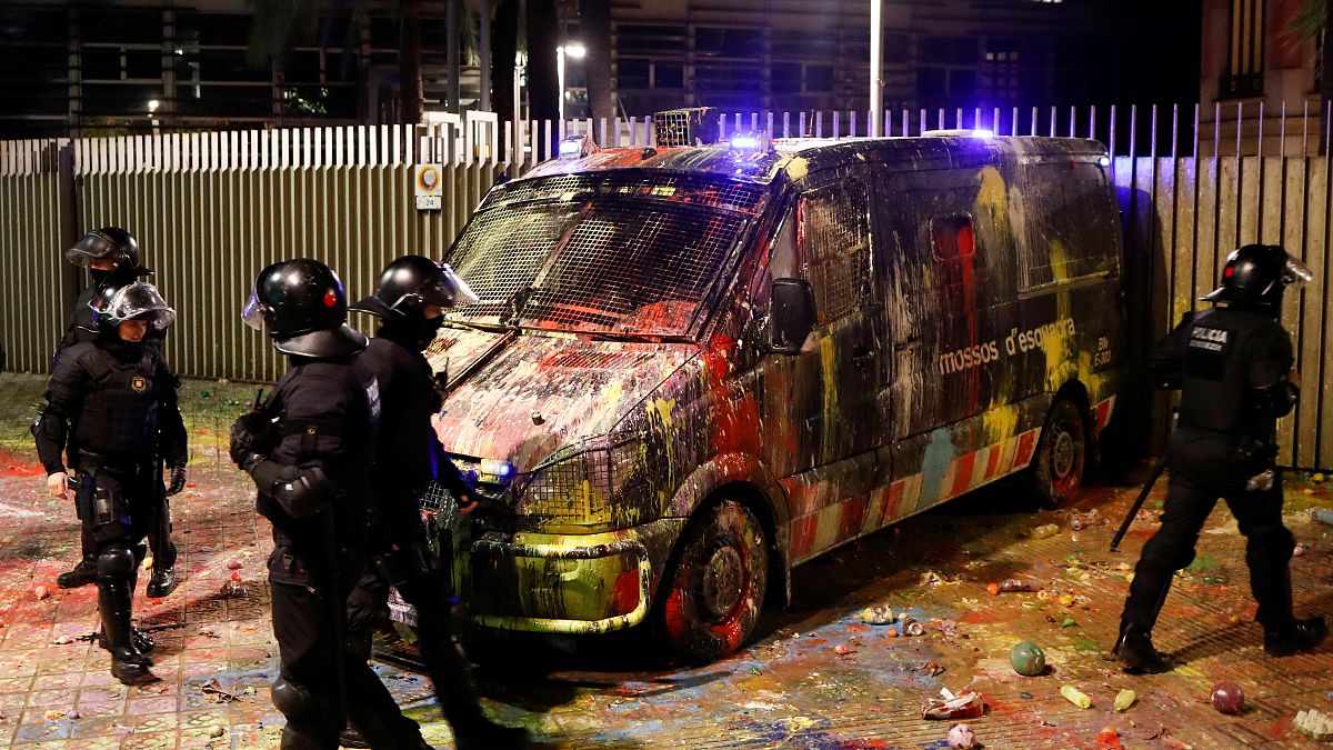 إصابة حوالي 300 شرطي بجروح في أعمال العنف في كاتالونيا