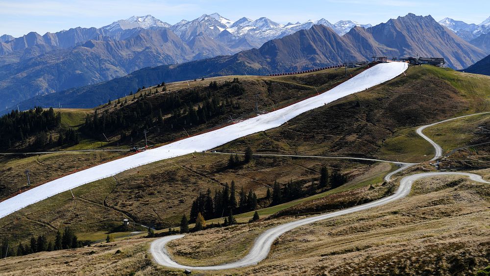 نتيجة بحث الصور عن موسم التزلج على الجليد يبدأ مبكرا في النمسا على جبال الألب بفضل الثلج الاصطناعي