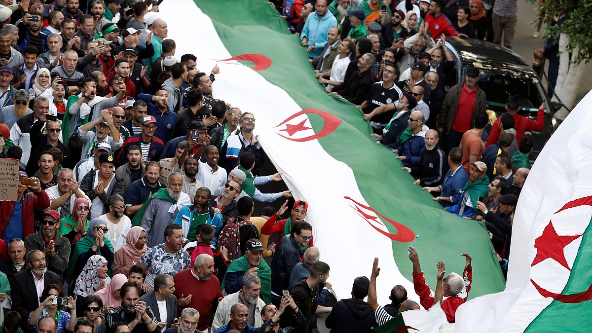شاهد: مظاهرات عارمة في الجزائر عشية انتهاء مهلة الترشح للانتخابات الرئاسية