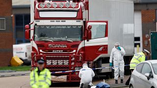 La policía en la escena donde los cuerpos fueron descubiertos en un camión frigorífico, en Grays, Essex, Reino Unido, el 23 de octubre de 2019.
