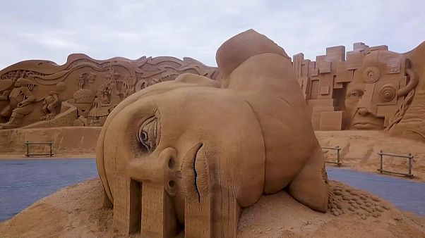 ساخت دیواری به طول ۲۰۰ متر از مجسمههای ماسهای در دانمارک ساخت دیواری به طول ۲۰۰ متر از مجسمههای ماسهای در دانمارک