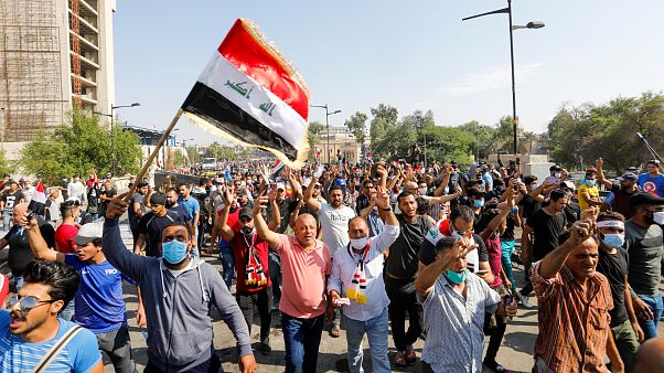 Manifestantes son vistos en el puente de Al Jumhuriya durante las protestas en Bagdad, Irak, el 26 de octubre de 2019. Manifestantes son vistos en el puente de Al Jumhuriya durante las protestas en Bagdad, Irak, el 26 de octubre de 2019.