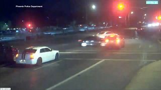 Video: İki aracın çarpıştığı kazadan kıl payı kurtuldular
