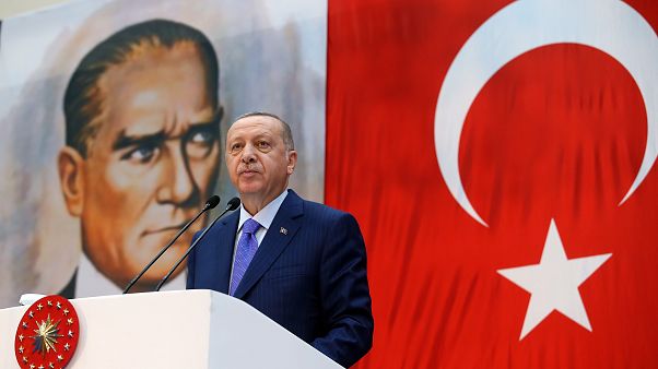 Erdoğan: "Suriyeliler konusunda destek vermezlerse açarız sınırları yürüsünler Avrupa'ya" Erdoğan: "Suriyeliler konusunda destek vermezlerse açarız sınırları yürüsünler Avrupa'ya"