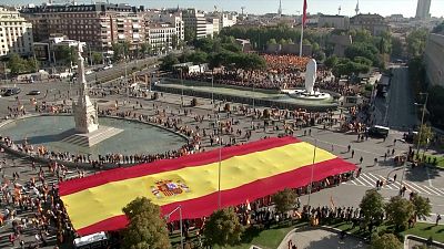 شاهد: مؤيدون لحزب أقصى اليمين الإسباني "فوكس"، يحتجون ضد انفصال إقليم كتالونيا