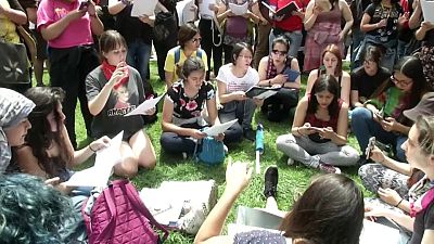 شاهد: مجموعة كورال في الشيلي تغني وسط العاصمة سانتياغو تعبيرا عن احتجاجها