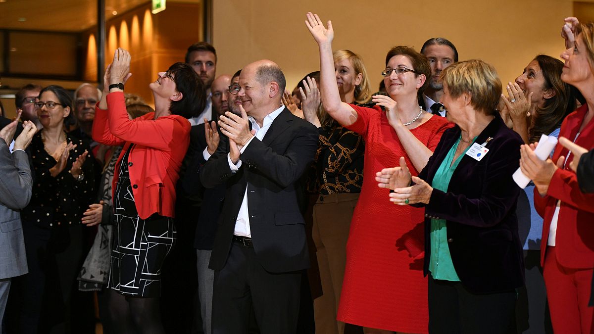  وزير المالية الألماني أولاف شولز إلى جانب مرشحين آخرين من الحزب الديمقراطي الاشتراكي في برلين – 2019/10/26