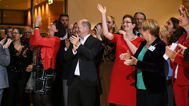 وزير المالية الألماني أولاف شولز إلى جانب مرشحين آخرين من الحزب الديمقراطي الاشتراكي في برلين – 2019/10/26 وزير المالية الألماني أولاف شولز إلى جانب مرشحين آخرين من الحزب الديمقراطي الاشتراكي في برلين – 2019/10/26
