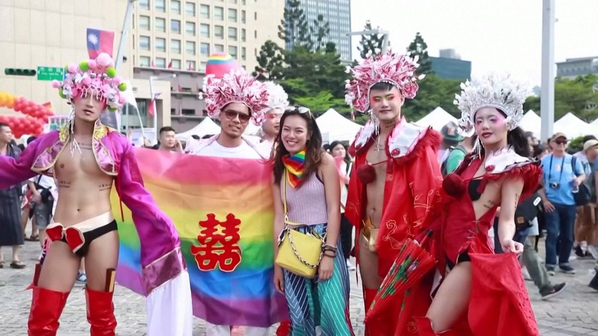 الآلاف ينزلون إلى شوارع تايبيه لمشاهدة أكبر مسيرة للمثليين في شرق آسيا
