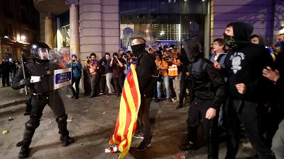Más de 40 heridos tras nuevos choques entre policía y radicales en Barcelona