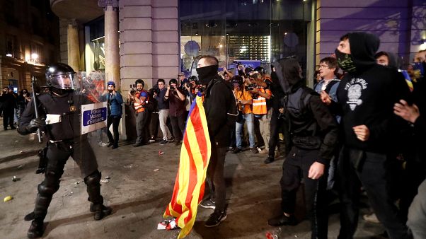 Más de 40 heridos tras nuevos choques entre policía y radicales en Barcelona Más de 40 heridos tras nuevos choques entre policía y radicales en Barcelona