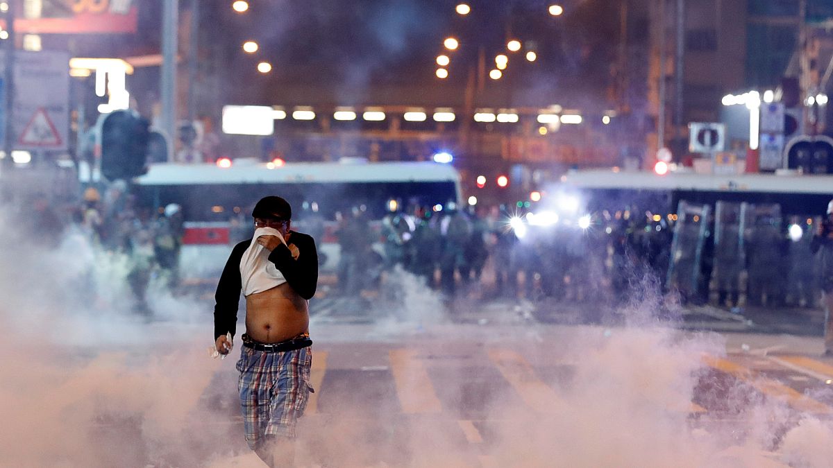 Hong Kong'da gösterilerin 21. haftasında polisin 'orantısız güç' kullanmasına tepki