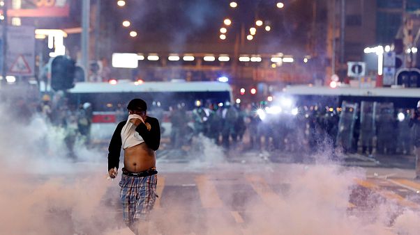 Hong Kong'da gösterilerin 21. haftasında polisin 'orantısız güç' kullanmasına tepki Hong Kong'da gösterilerin 21. haftasında polisin 'orantısız güç' kullanmasına tepki