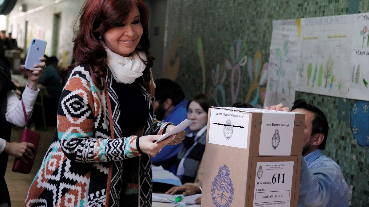 Arjantin'de halk seçimler için sandık başında. Eski Devlet Başkanı Cristina Fernandez de Kirchner de oyunu kullandı