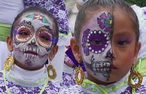 شاهد: في يوم الموتى المكسيك تحتلها الجماجم والهياكل العظمية 