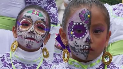 شاهد: في يوم الموتى المكسيك تحتلها الجماجم والهياكل العظمية