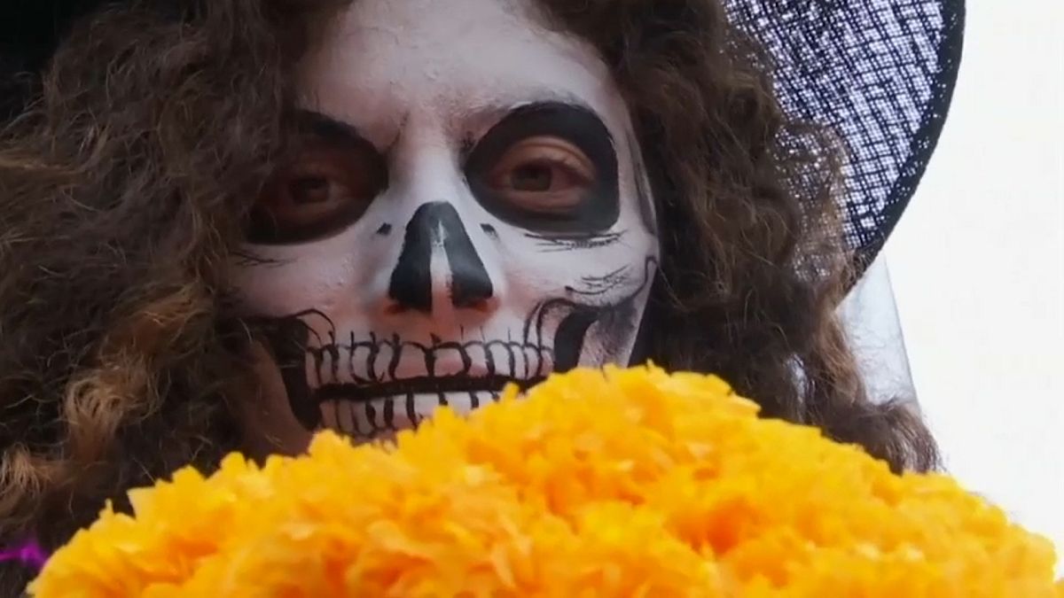 Парад скелетов в центре Мехико
