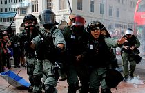 الشرطة تطلق الرصاص المطاطي والغاز المسيّل للدموع لتفريق متظاهرين قرب مرفأ هونغ كونغ