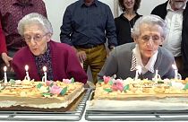 شاهد: شقيقتان توأم تحتفلان بعيد ميلادهما ال100 شمال فرنسا
