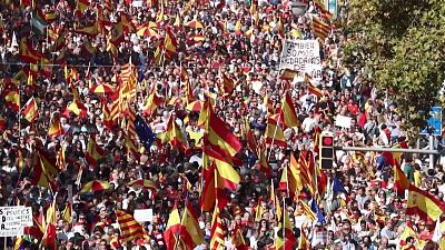 شاهد: عشرات آلاف الإسبان المؤيدين لوحدة البلاد يتظاهرون وسط برشلونة