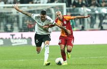 Bir pozisyonda Beşiktaşlı oyuncu Enzo Roco (solda) ile Galatasaraylı Feghouli (sağda) mücadele etti. ( Elif Öztürk - Anadolu Ajansı )